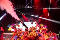 CO2スモークを撒き散らす鶴見萌（中央）。