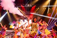 CO2スモークを撒き散らす鶴見萌（中央）。