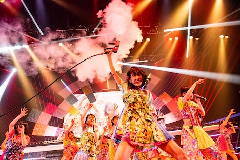 CO2スモークを撒き散らす鶴見萌(中央)。