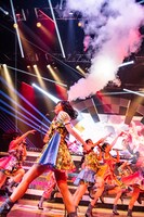 スモークを撒き散らしながら立ち去る鶴見萌（中央）。