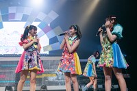 川端優（中央）に9年前の話を聞き、自分から質問しておいてショックのあまりステージを去る鶴見萌（奥）。