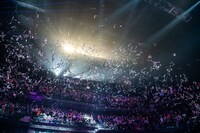 フロアを舞う銀テープ。