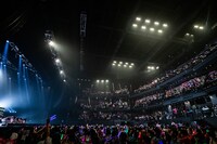 記念撮影する虹コンと虹コンだいすきマン。