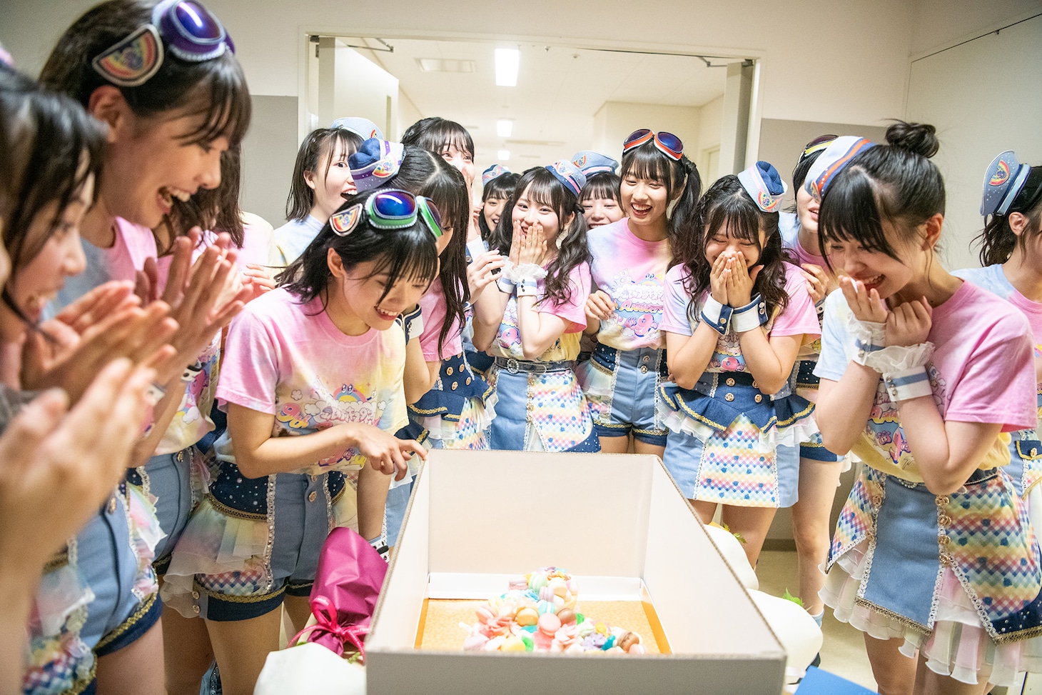 9周年を祝うケーキに大喜びの虹コン。