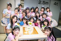 ケーキを囲んで記念撮影する虹コン。