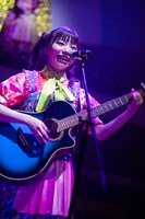 ギターを演奏する澤村光彩。