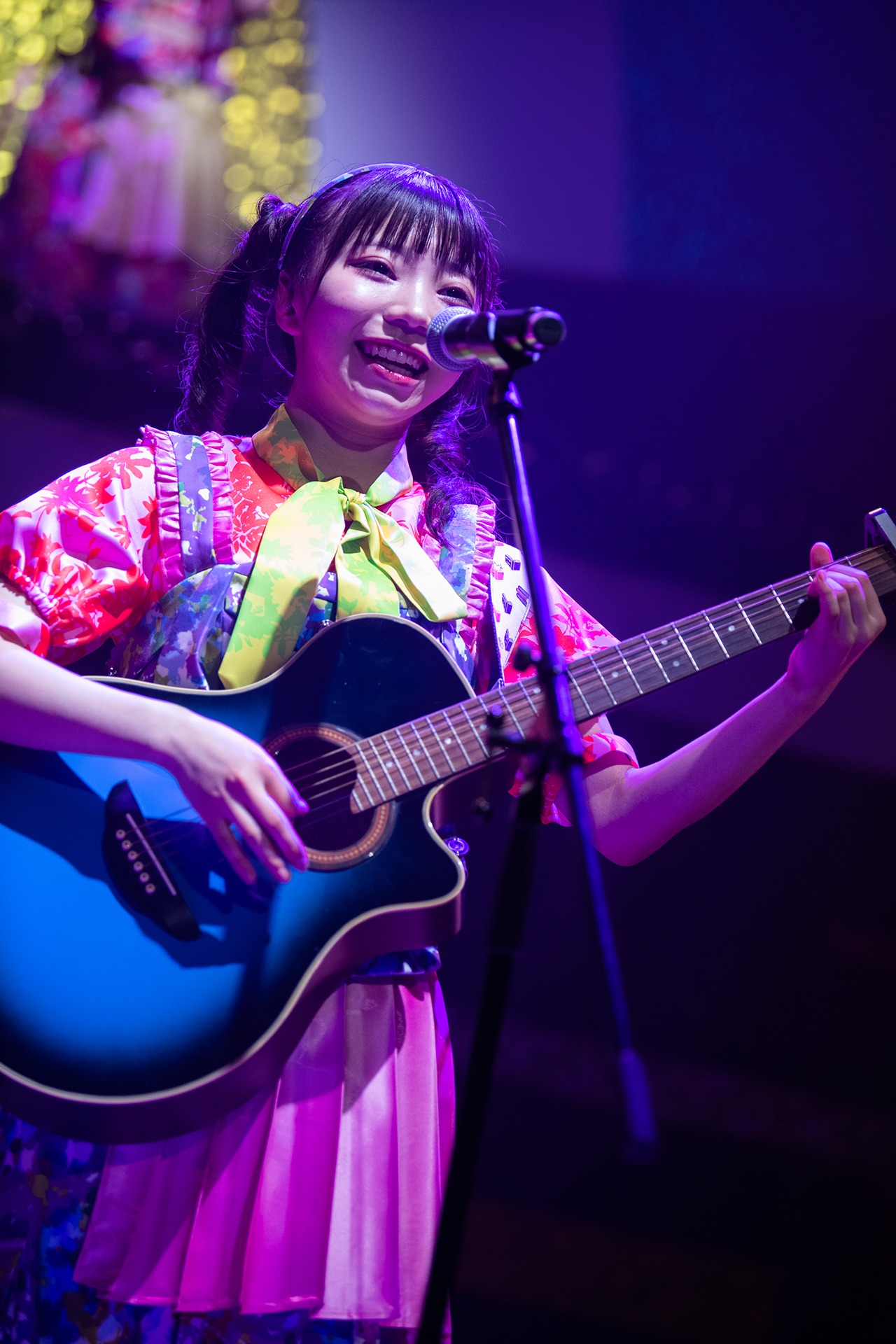 ギターを演奏する澤村光彩。