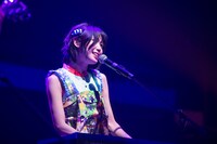 キーボードを演奏する隈本茉莉奈。