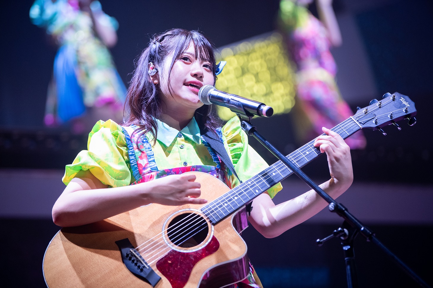 ギターを演奏する原田珠々華。