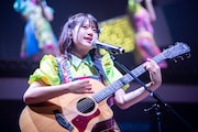ギターを演奏する原田珠々華。