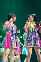 石浜芽衣（左）と蛭田愛梨（右）。