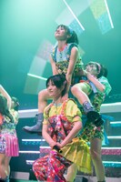 大塚望由（下）と岡田彩夢（上）の肩車をサポートする大和明桜（右）。