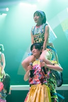 岡田彩夢（上）を肩車する大塚望由（下）。