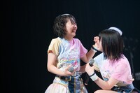 大泣きする的場華鈴（左）。