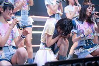 泣き崩れる的場華鈴（中央）。