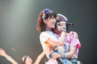 抱き合う鶴見萌（左）と的場華鈴（右）。