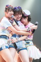 抱き合う清水理子、鶴見萌、的場華鈴（左から）。