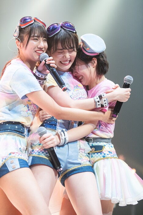 抱き合う清水理子、鶴見萌、的場華鈴(左から)。