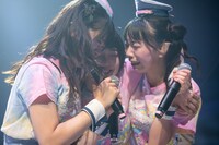 抱き合う原田珠々華、石浜芽衣、澤村光彩（左から）。