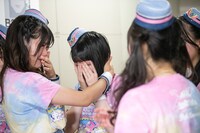 舞台袖に戻り、本科生昇格に涙を流して喜ぶ予科生たち。