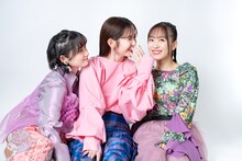 左から宮本佳林、鈴木愛理、小田さくら。