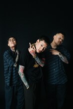 舐達麻。中央がBADSAIKUSH。右端のG-PLANTSとYZERRは一緒に飲んだことがあるそうで、「G-PLANTSさんはめちゃくちゃいい人だよ」とYZERRは語っていた。