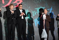 カセットテープを配り歩くさなと「ミンナのウタ」のキャスト。