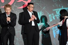 関口メンディーにカセットテープを差し出すさな。左は小森隼。