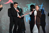 関口メンディーにカセットテープを差し出すさな。