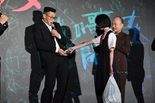 関口メンディーにカセットテープを差し出すさな。