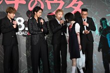 カセットテープを配り歩くさなとGENERATIONS from EXILE TRIBEのメンバー。