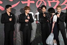 カセットテープを配り歩くさなとGENERATIONS from EXILE TRIBEのメンバー。