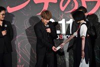 白濱亜嵐にカセットテープを差し出すさな。