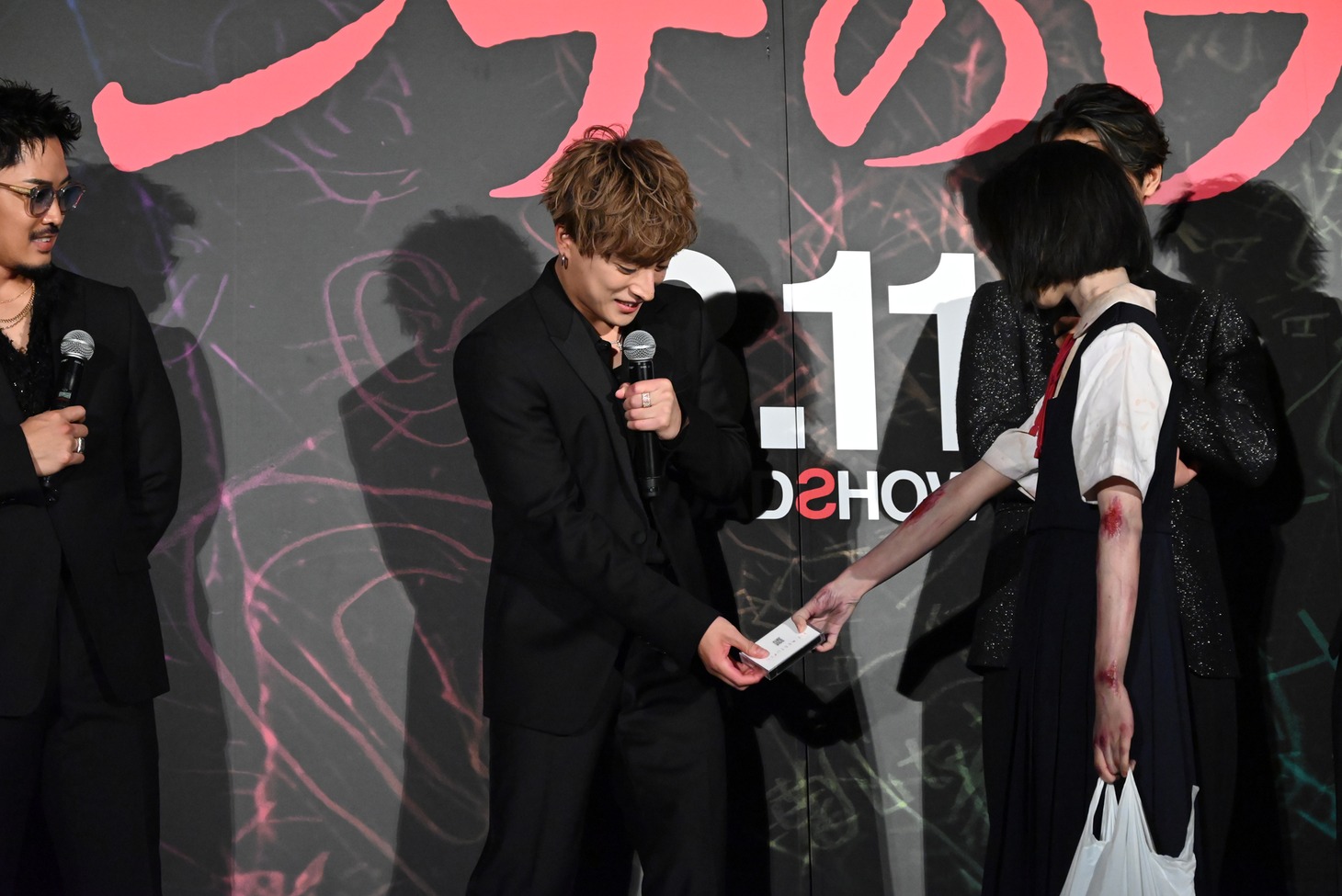 白濱亜嵐にカセットテープを差し出すさな。