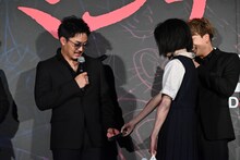 数原龍友にカセットテープを差し出すさな。