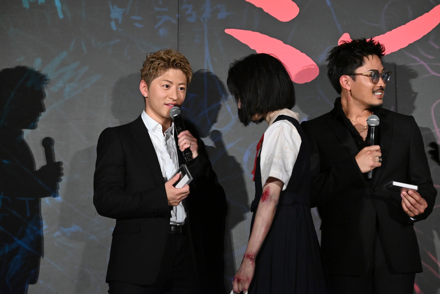 左から佐野玲於、さな、数原龍友。