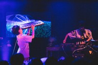 キーボードを吹く柴田（左）。（撮影：寺沢美遊）