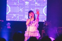 「It's（Not）Ordinary」を歌うMICO。（撮影：寺沢美遊）