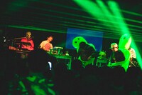 宇宙人たちがステージに現れた「omitnak」のパフォーマンスの様子。（撮影：寺沢美遊）