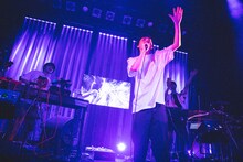 川辺素（ミツメ）が参加した「海鳴り」のパフォーマンスの様子。（撮影：寺沢美遊）