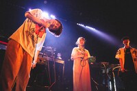 左から柴田、髙橋芽以（LAUSBUB）、西山。（撮影：寺沢美遊）