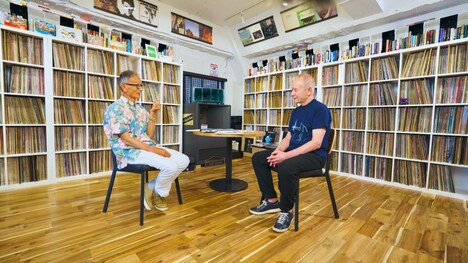 左からトシ矢嶋、ピーター・バラカン。(c)BSフジ