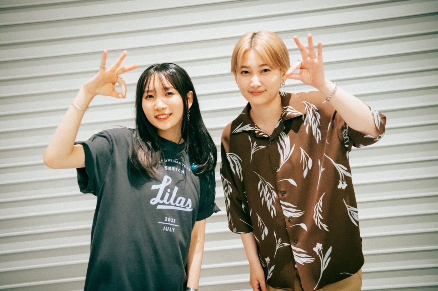 左から幾田りら、佐藤千亜妃。