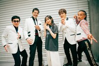 左からGAMO（Tenor sax）、谷中敦（Baritone sax）、幾田りら、NARGO（Trumpet）、北原雅彦（Trombone）。