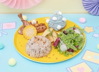 夢いっぱいJOCHUMプレート。価格は1800円（税抜）。写真は「Biraの骨付きフランク＆ベーコン（左上）」「マイクンのチーズモンブラン（右上）」をセレクトしたもの。 (c) 2023 SANRIO CO., LTD. APPROVAL NO. L640922