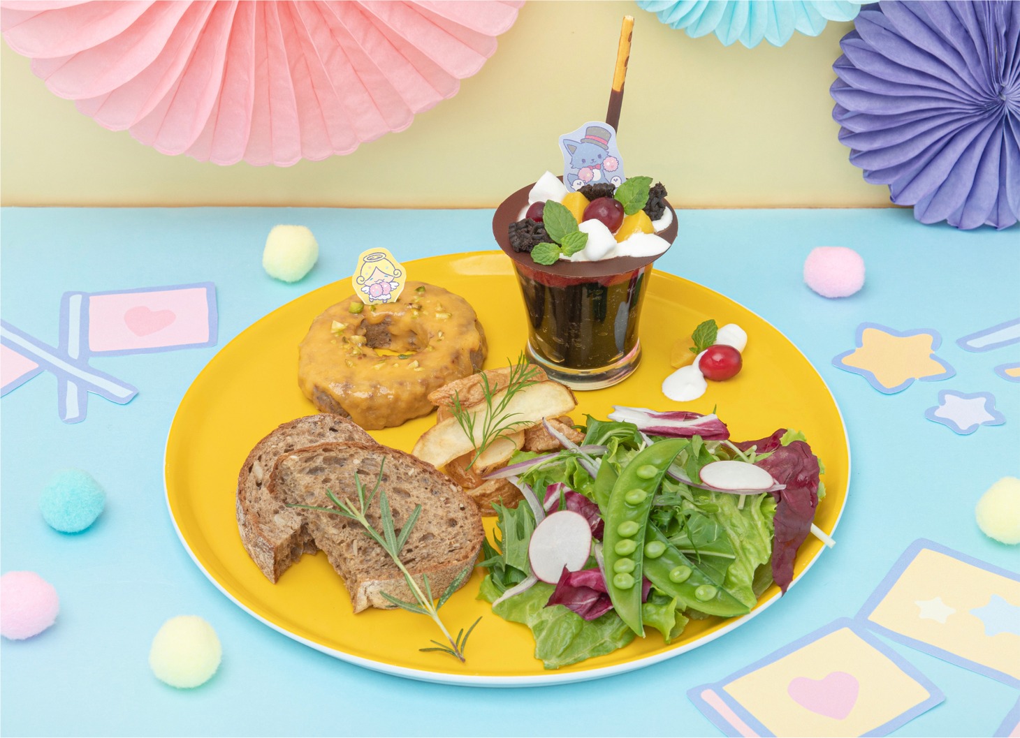 夢いっぱいJOCHUMプレート。価格は1800円（税抜）。写真は「もこの天使のリングハンバーグ（左上）」「レインのマジックパインゼリー（右上）」をセレクトしたもの。 (c) 2023 SANRIO CO., LTD. APPROVAL NO. L640922