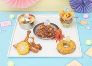 左上から時計回りに「まめちぃのチキンカレー」「チュララのポテサラ～チワワの餌風～」「ヤヌカミのタコミートカップ」「もこの天使のリングハンバーグ」「Biraの骨付きフランク＆ベーコン」。 (c) 2023 SANRIO CO., LTD. APPROVAL NO. L640922