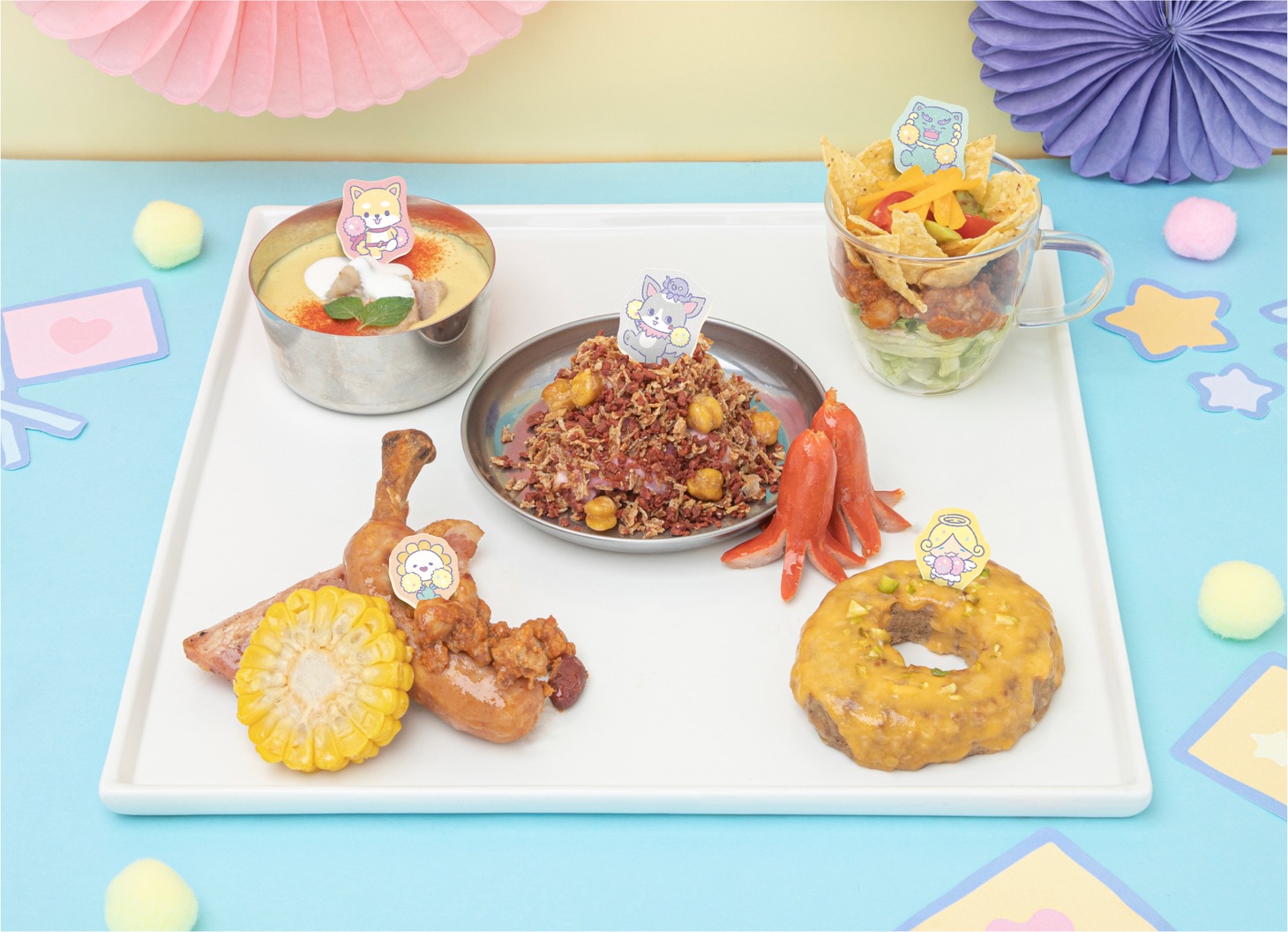 左上から時計回りに「まめちぃのチキンカレー」「チュララのポテサラ～チワワの餌風～」「ヤヌカミのタコミートカップ」「もこの天使のリングハンバーグ」「Biraの骨付きフランク＆ベーコン」。 (c) 2023 SANRIO CO., LTD. APPROVAL NO. L640922