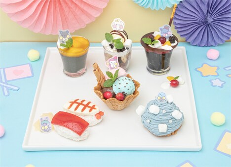 左上から時計回りに「ピーハイのマンゴープリン」「ぽぽのアイスワッフルボウル」「RURUのココアビスケットパフェ」「レインのマジックパインゼリー」「マイクンのチーズモンブラン」「ちまたのお寿司ケーキ」 (c) 2023 SANRIO CO., LTD. APPROVAL NO. L640922