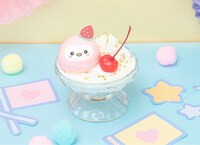 JOCHUMセレクトアイス。写真はストロベリーミルクアイス味のぽぽ。価格は800円（税抜）。 (c) 2023 SANRIO CO., LTD. APPROVAL NO. L640922